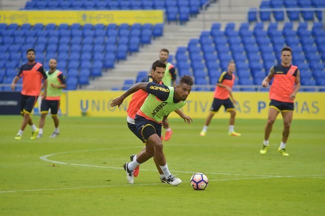 Entrenamiento de la UD en el estadio Gran Canaria