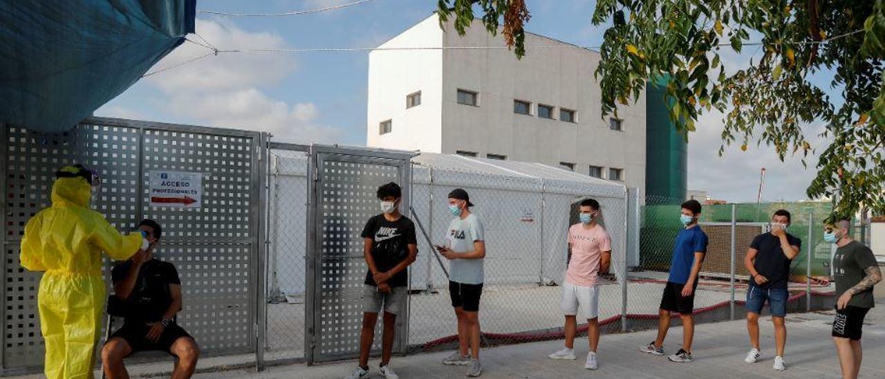 Jóvenes esperan a ser sometidos a pruebas PCR esta semana en València.