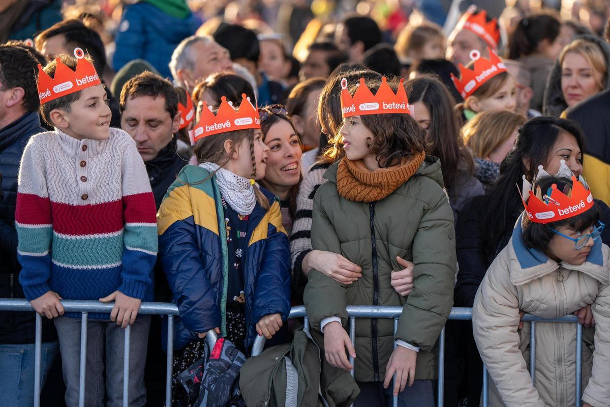 Miles de personas colman la costa de Barcelona para dar la bienvenida a los Reyes Magos
