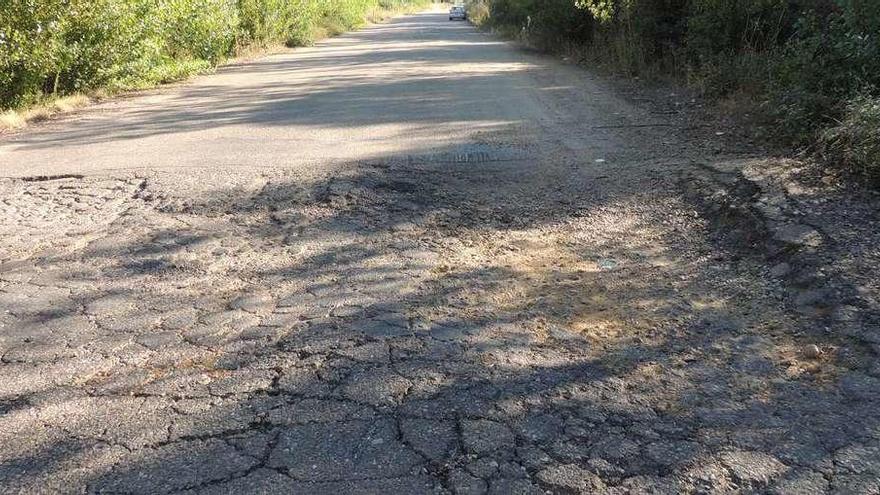Estado del firme de la carretera que une las dos localidades, muy deteriorado.