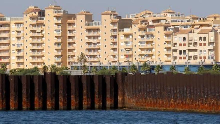 Los pivotes de hierro clavados en Puerto Mayor llevan once años oxidándose al sol.