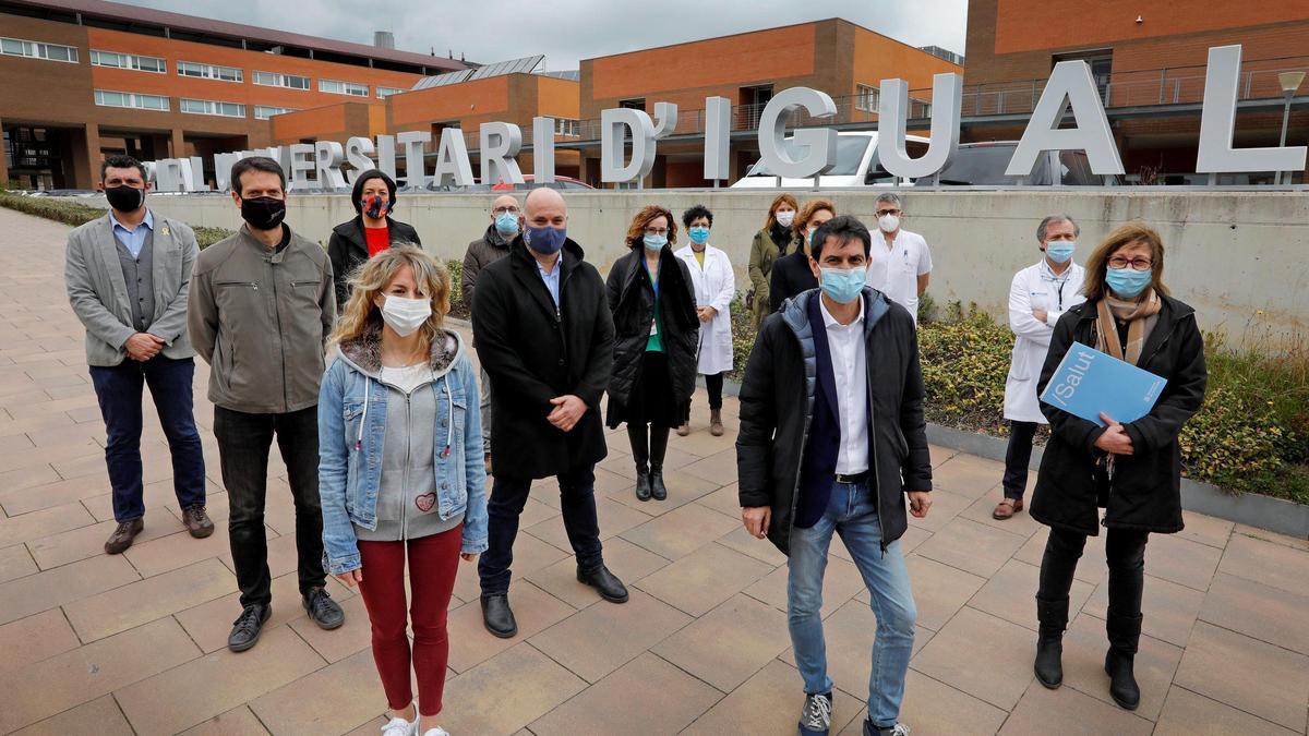 Vecinos frente al hospital de Igualada.