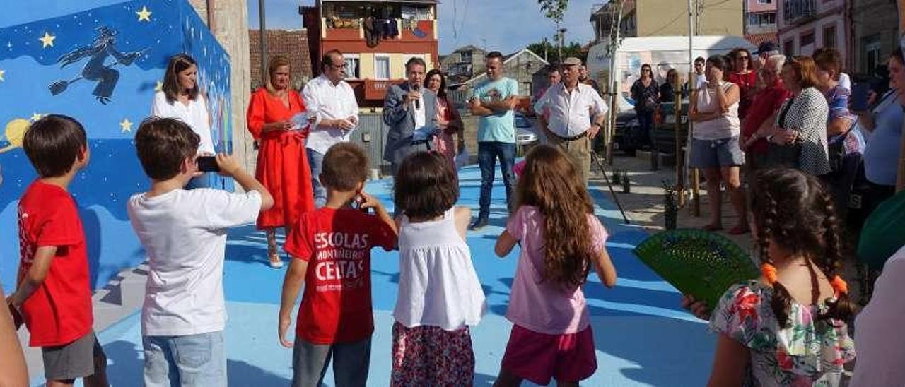 Vecinos del barrio de Ribadavia durante la fiesta organizada ayer.