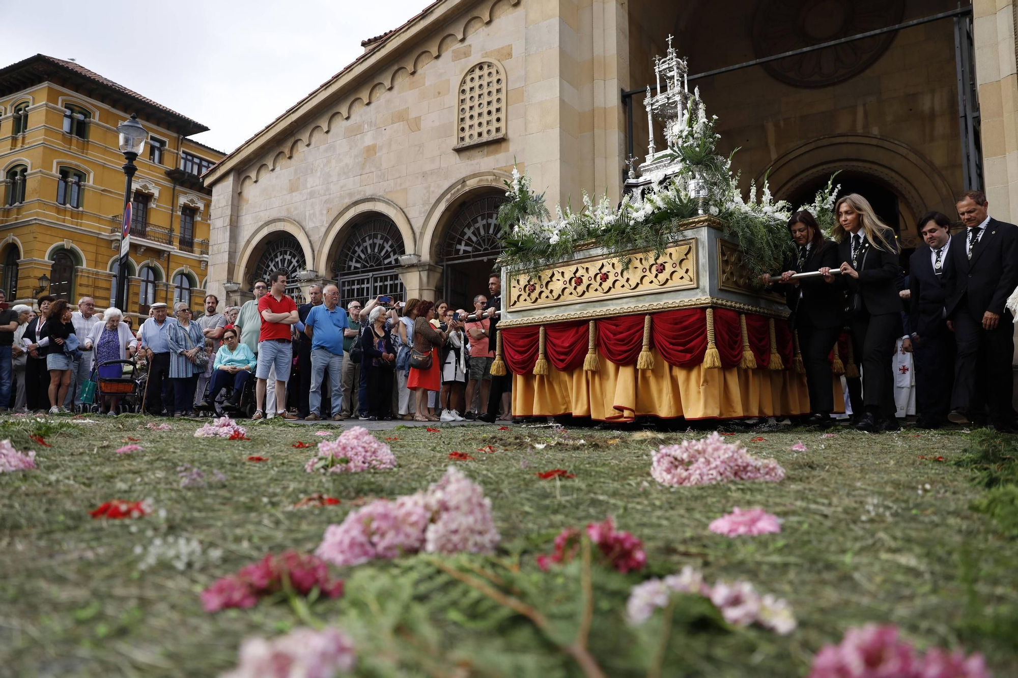 Pétalos, incienso, niños... así fue la procesión del Corpus Christi en Gijón (en imágenes)