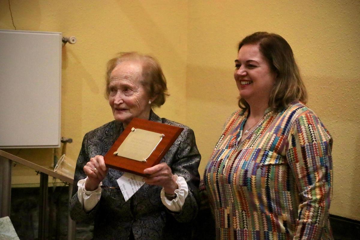 Trinidad Gómez con la placa del reconocimiento al lado de la alcadesa Montse Fernández.