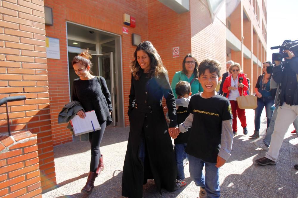 La madre y hermanos de Osman, al salir del CAR para ir al hospital con el pequeño.