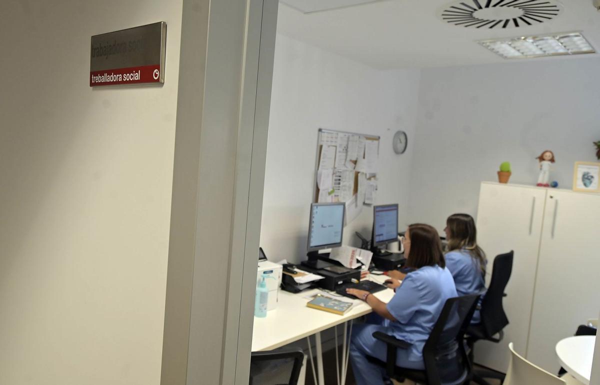 En el servicio de Trabajo Social del área sanitaria desarrollan su labor 15 profesionales para apoyar a los pacientes más vulnerables. | MATÍAS SEGARRA