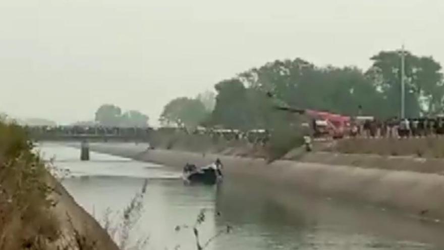 Captura de un vídeo del rescate del autobús en el canal de agua.