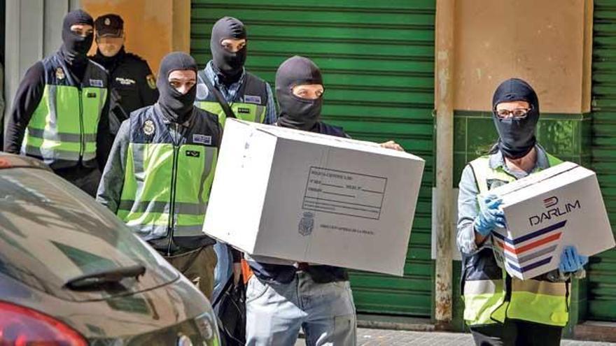 Policías sacan cajas con documentación de la casa del detenido en Son Gotleu.