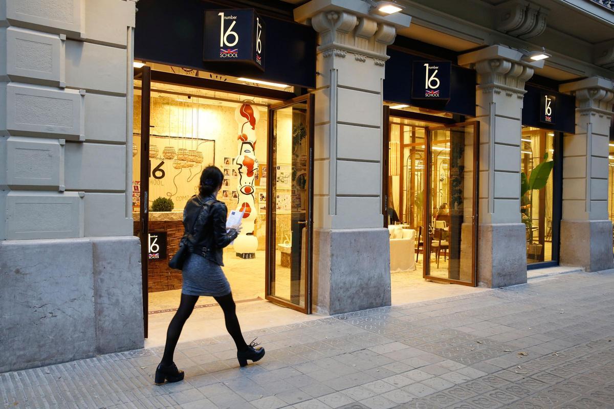 Una estudiante, junto a una academia privada de inglés, en Barcelona.
