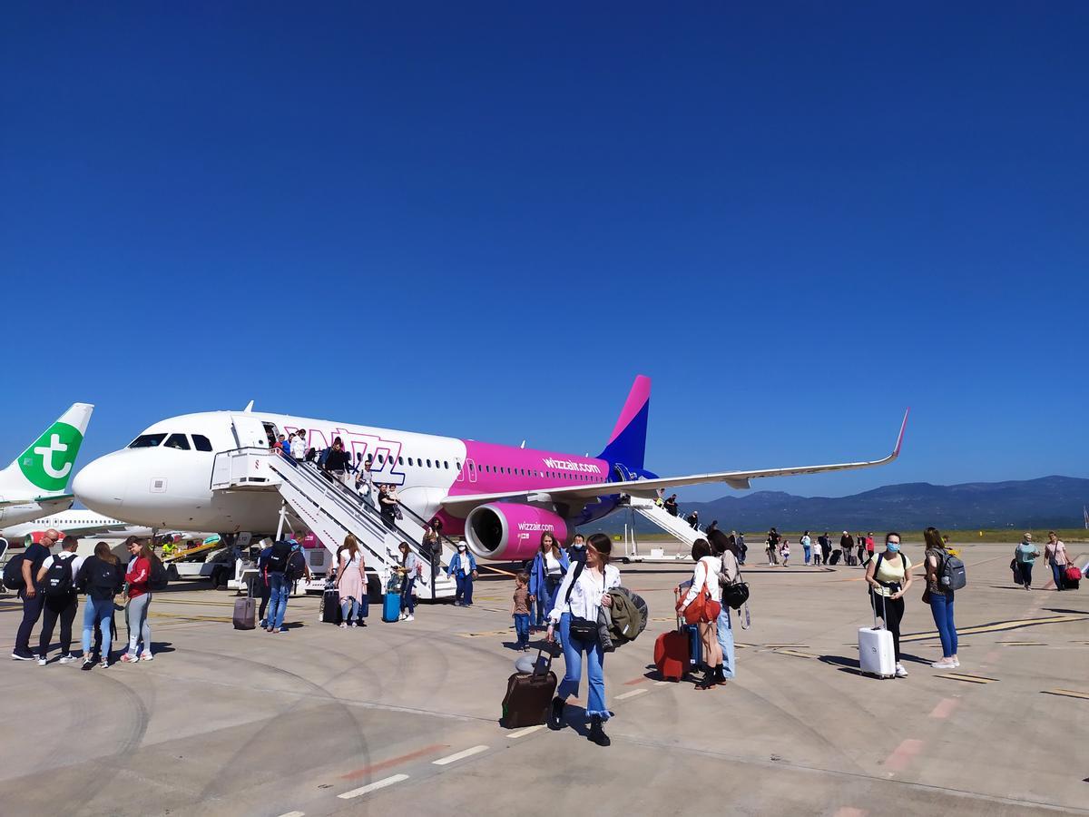 Viajeros en el aeropuerto de Castellón.