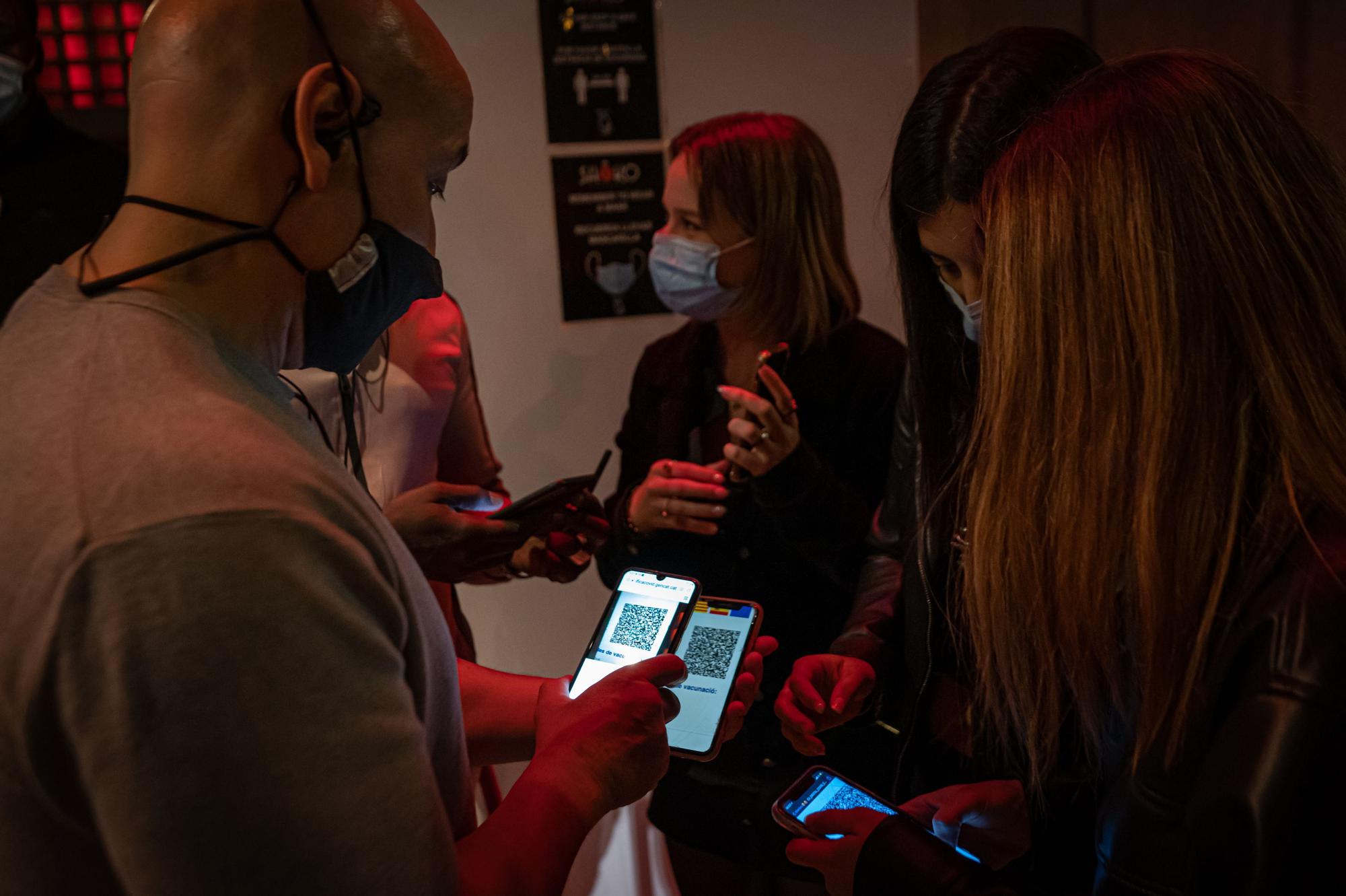 Control de pasaportes covid la noche de apertura de las discotecas el pasado mes de octubre en Barcelona.