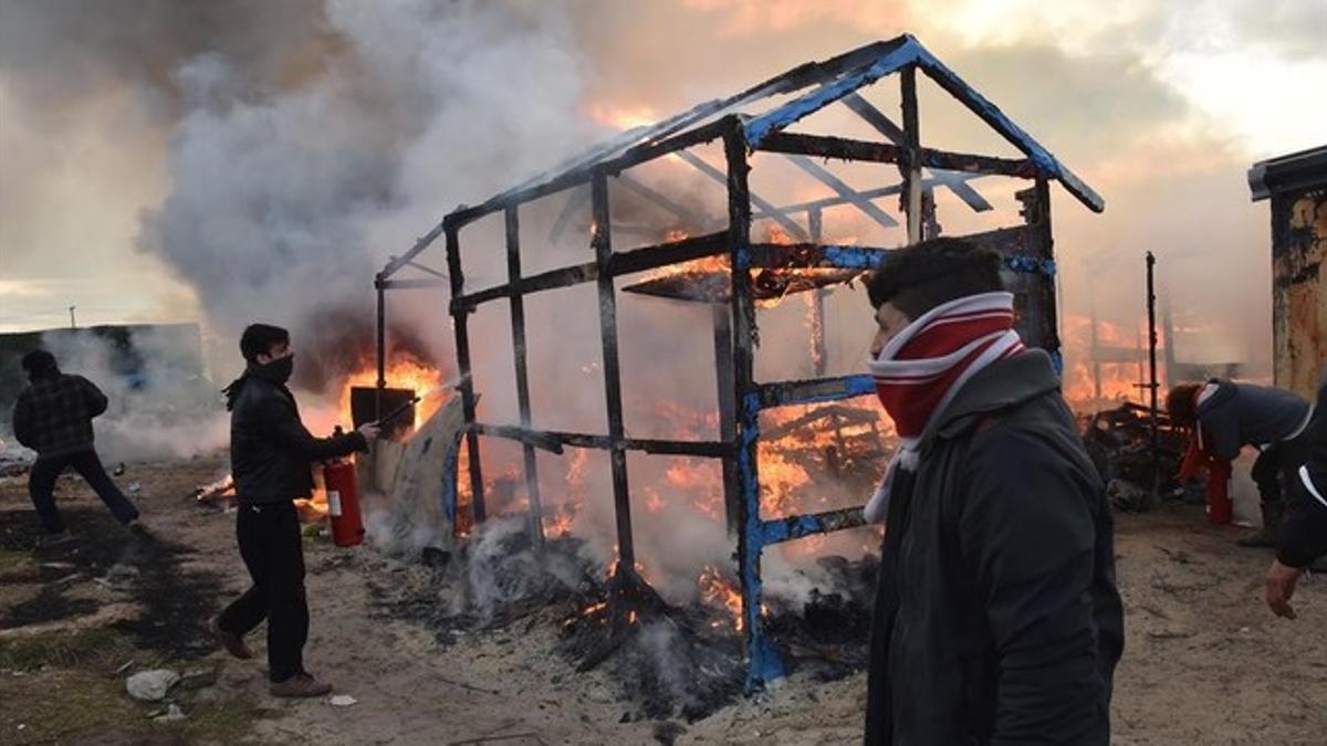 Incendio en 'La jungla' de Calais.