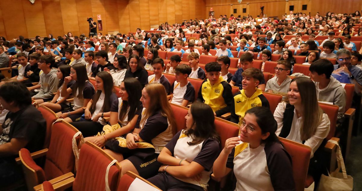Unos 400 alumnos de participaron ayer en la primera jornada sobre implicación de los jóvenes en las políticas públicas.