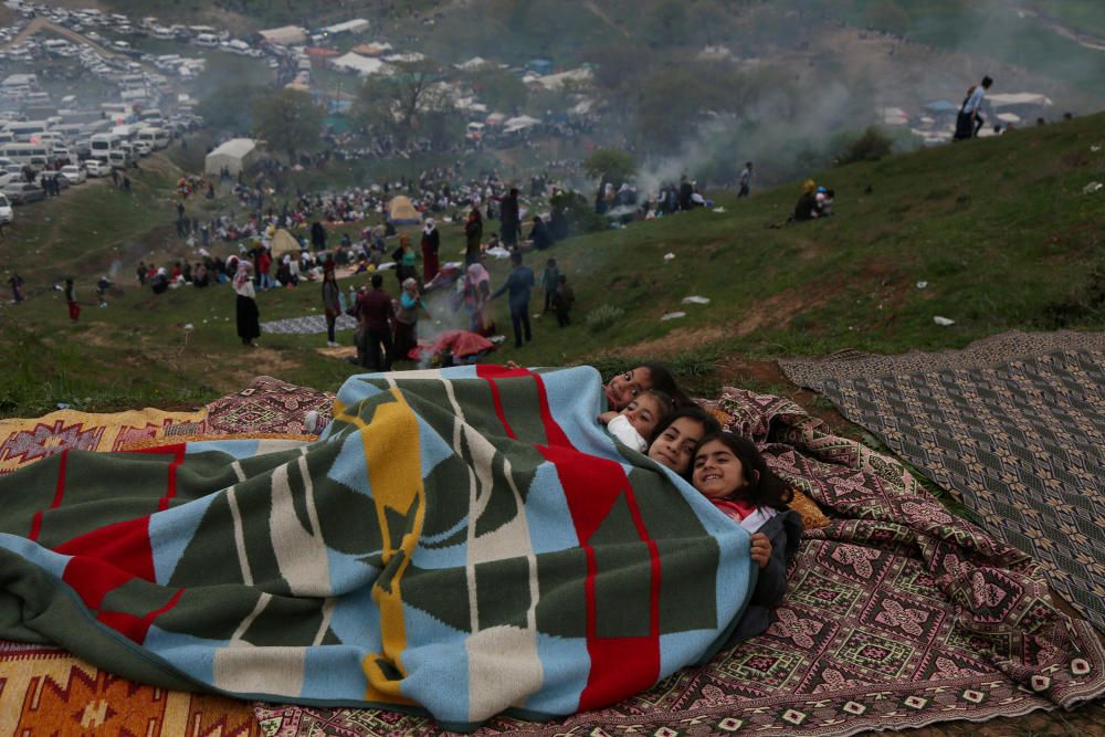 Varias niñas descansan cerca de la tumba del santo islámico Muaz bin Cebel durante un festival religioso en la aldea Kumgolu en la ciudad sureste de Silvan, Turquía.