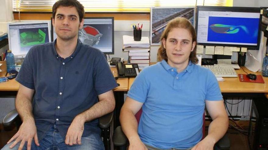 Miguel Cid (a la derecha de la imagen), junto a su compañero de departamento en la UDC Miguel Costas Piñó, que se irá a Noruega con una de las dos becas diseñadas para apoyar la innovación en el sector de la automoción.