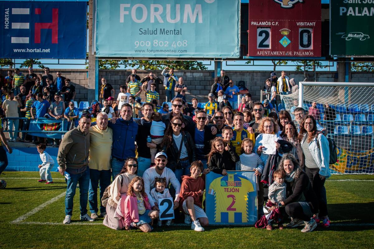 Sergio García, amb la família i els amics, a la gespa del Municipal Palamós-Costa Brava.