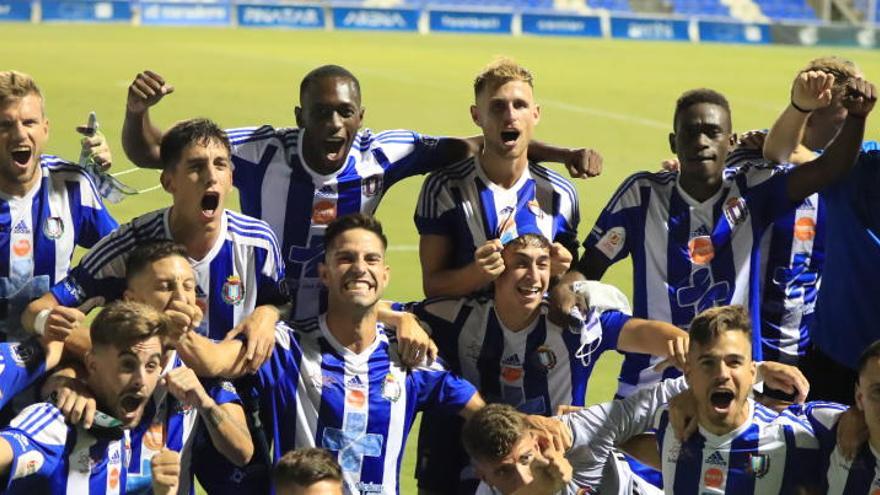 Los jugadores del Lorca Deportiva, celebrando el ascenso el pasado sábado