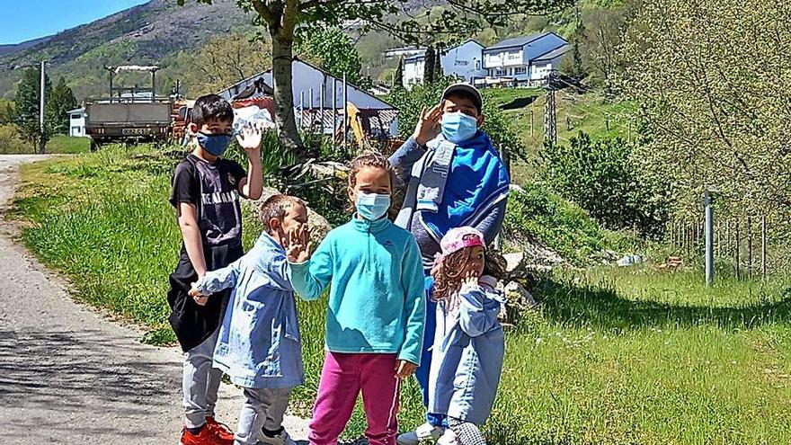 Alumos del CEIP de Vilariño, en una salida este curso.   | // FDV