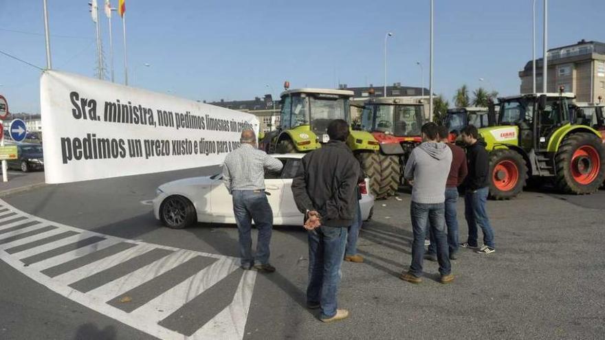 Varios ganaderos bloquean con sus tractores el acceso a un hipermercado en A Coruña.