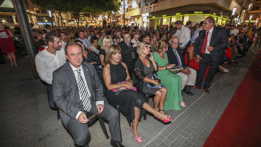 Pascual Orts, momentos antes de oficiar el pregón, rodeado de autoridades municipales como la alcaldesa, Loreto Serrano, y por cientos de vecinos de Santa Pola.