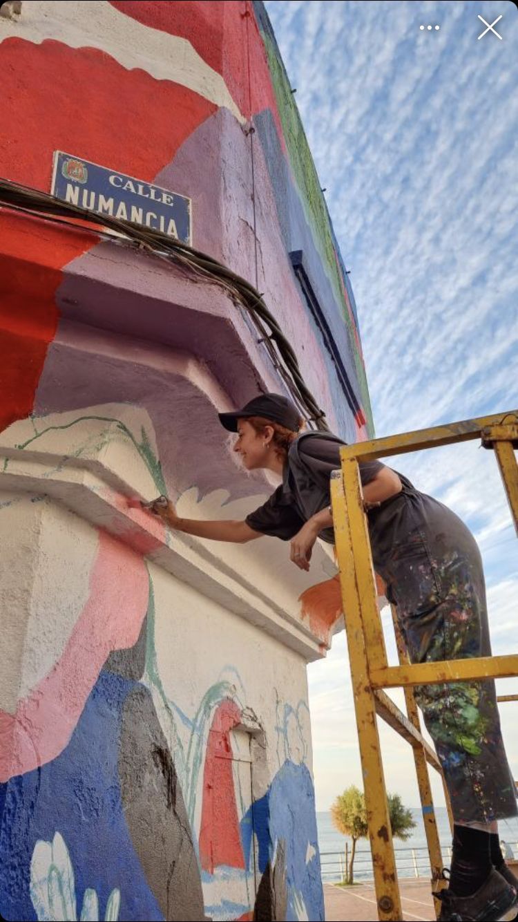 Lía Ateca en el proceso de creación del mural en Las Canteras