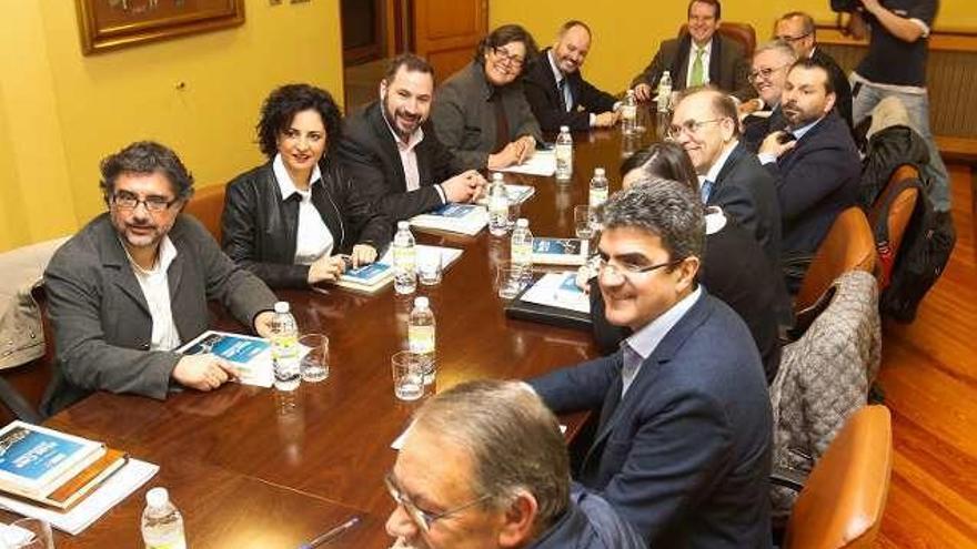 Acuerdo en el Rectorado  |  Catorce alcaldes de distintos signos, ninguno del PP, apoyaron el modelo propugnado por Caballero y abogan por la ampliación inmediata a 21.