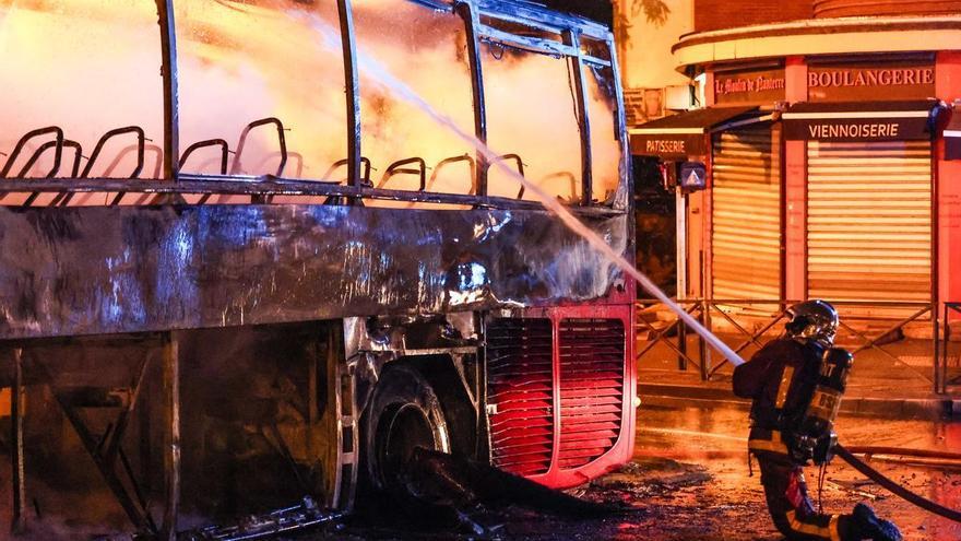Otra noche de disturbios en Francia deja 994 detenidos y 79 policías heridos