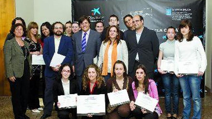 Los premiados de los colegios vigueses junto a miembros de la organización, ayer en Santiago.