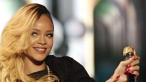 Vídeo gravat per un fan en què es veu el moment en què Rihanna dóna un cop a un fan amb el micròfon
