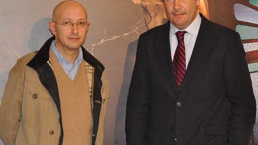 Juanfra Rozalén y Fernando Pastor junto a un cartel del modernismo alcoyano