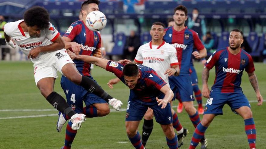 El futbolista del Sevilla Kounde remate durante el partido Levante-Sevilla del miércoles.  | EFE/MANUEL BRUQUE