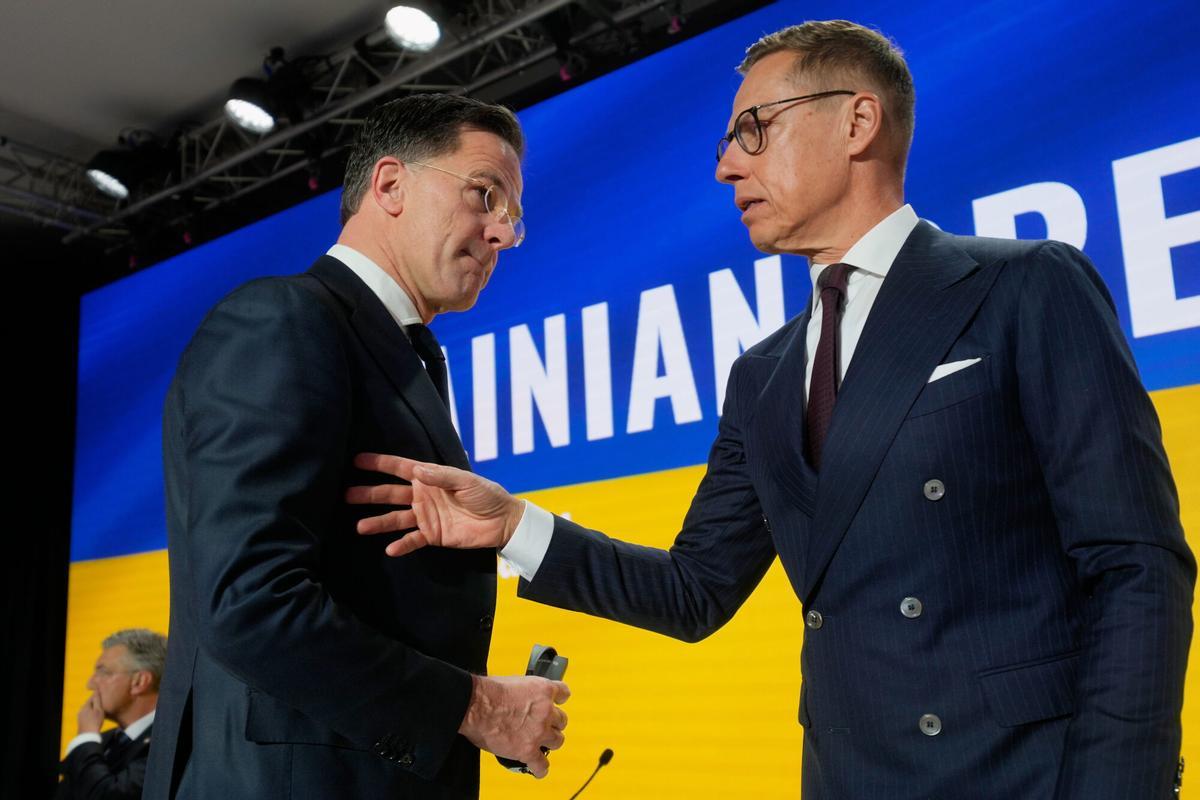 El secretario general de la OTAN, Mark Rutte, habla con el presidente de Finlandia, Alexander Stubb, a la derecha, durante un desayuno ucraniano paralelo a la reunión anual del Foro Económico Mundial en Davos, Suiza, el jueves 22 de enero de 2026.. (AP Photo/Markus Schreiber). EDITORIAL USE ONLY/ONLY ITALY AND SPAIN