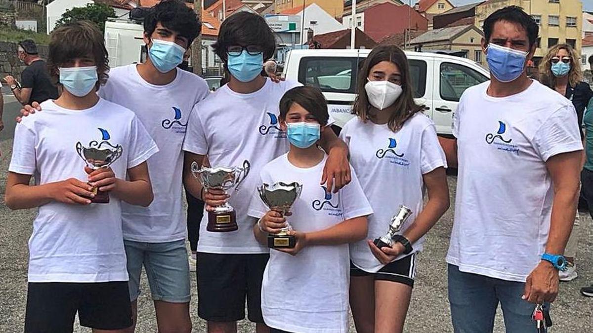 Los regatistas del Náutico Cangas con sus trofeos. | //
