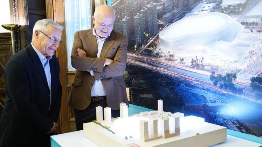 Joan Ribó y Juan Roig, con la maqueta del proyecto.