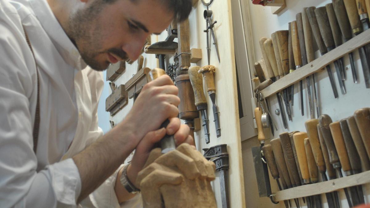 Aitor Vañó trabaja en su taller de artesaía de madera en Agres.