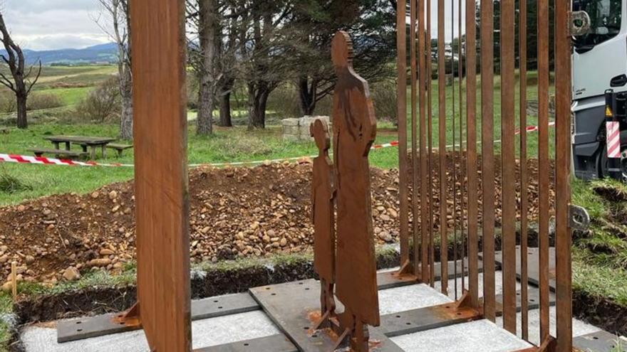 Una escultura remembra&#039;l dolor del campu de concentración d&#039;Arnao, en Castropol