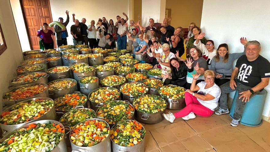 Los 54 calderos con 4.000 kilos de verdura de la tierra, listos para el mayor puchero de Canarias