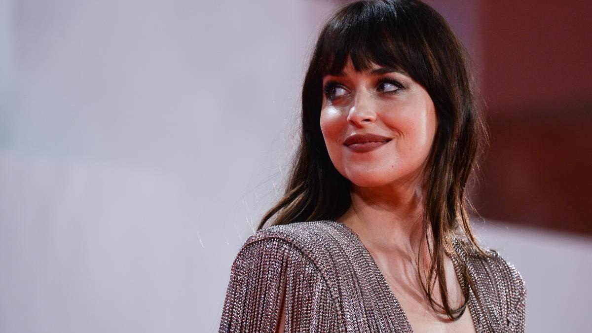 Dakota Johnson en la premiére de 'Lost daughter' la alfombra roja del Festival de Venecia