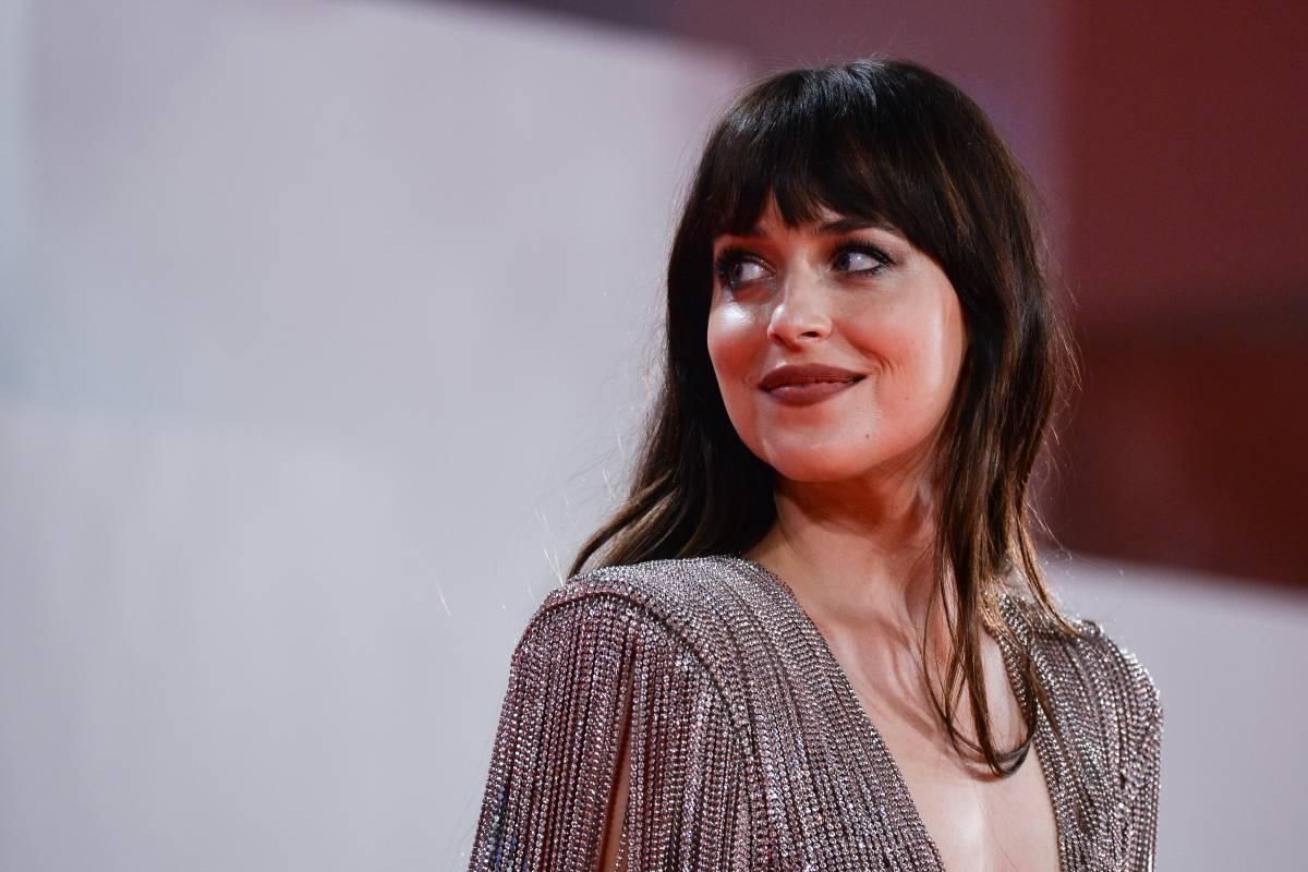 Dakota Johnson en la premiére de 'Lost daughter' la alfombra roja del Festival de Venecia
