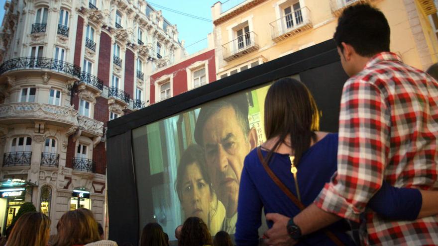 El Gran Hotel como testigo de una velada de cine al aire libre durante una de las ediciones de La Noche de Los Museos