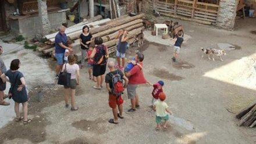 Un grup de turistes visita la granja 30 Cabres d&#039;Éller, a Bellver, que ha obert una parella de joves