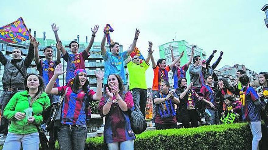 Seguidores barcelonistas celebran ayer en la plaza de América de Oviedo la victoria de su equipo en la Liga