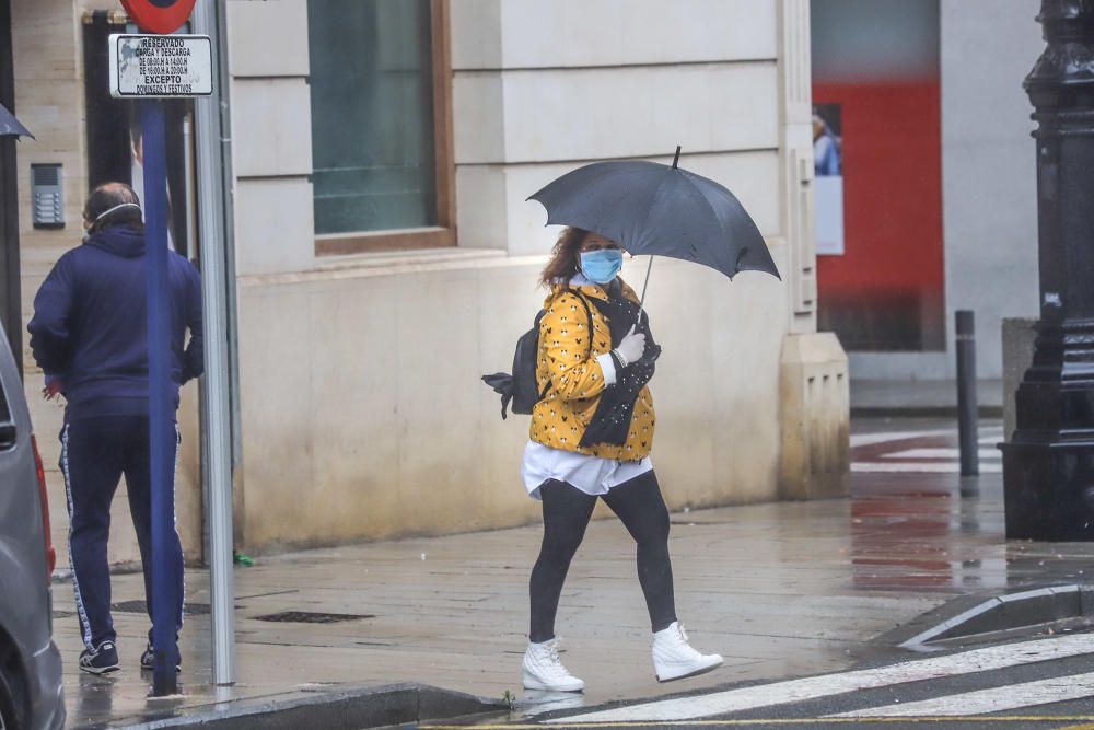 Las lluvias aumentan el caudal del Segura en Orihuela y causan problemas en algunos viales