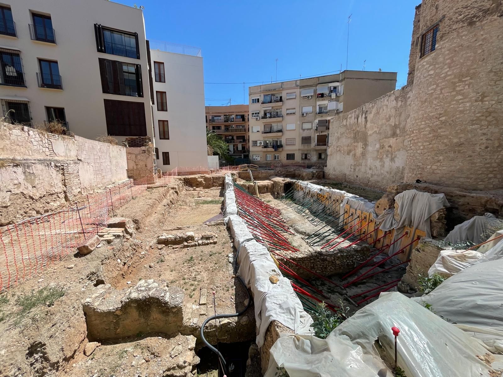 Así está la muralla islámica, en espera de que se retomen las obras de rehabilitación para hacerla visitable