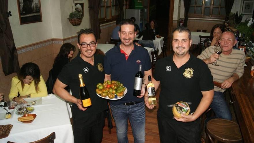 José Antonio Prior, en el centro, posa junto a Sergio Mateo y Mario Clemente