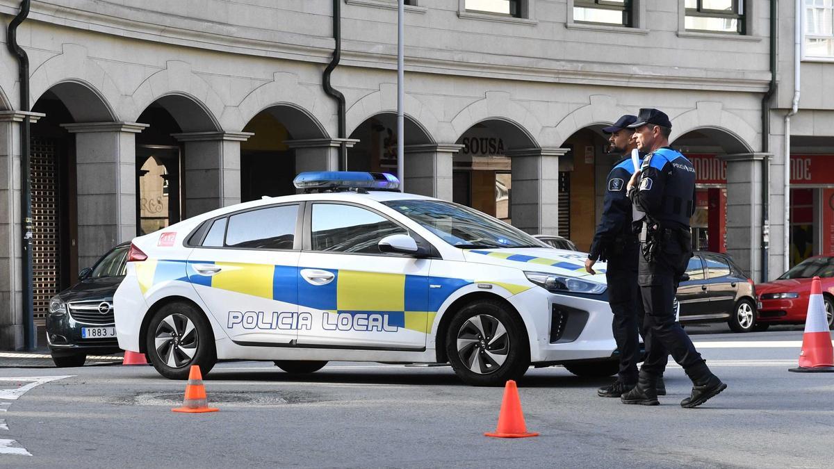 Coche eléctrico de la policía local en la carrera de Matogrande.