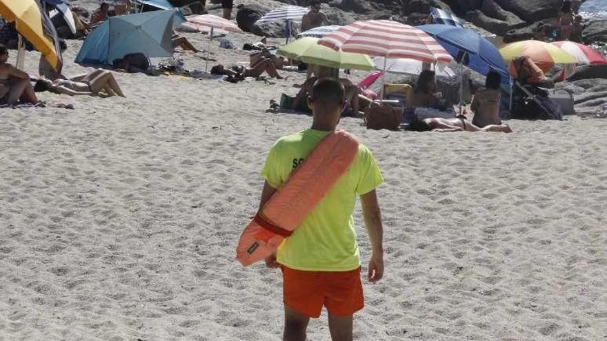 Un socorrista en la playa de Lagos, en Bueu. // Gonzalo Núñez