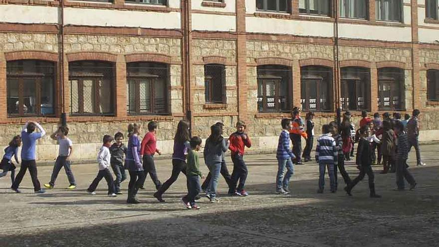 Alumnos del colegio Magdalena Ulloa de Toro, en uno de los patios del centro. Foto