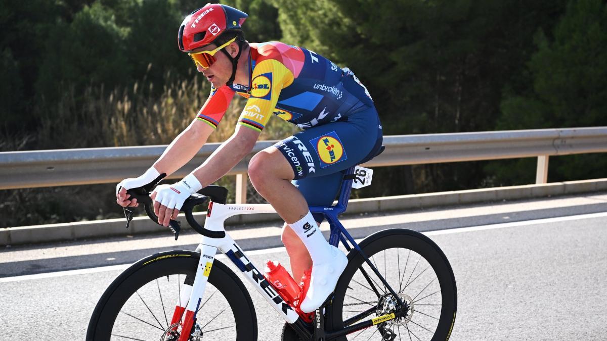 Mads Pedersen abandona la Volta a la Comunitat Valenciana tras una caída